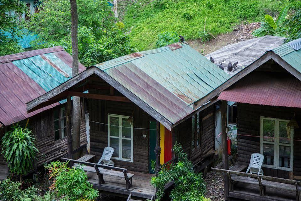 Chill Out Bar & Bungalow Railay Beach Exterior photo