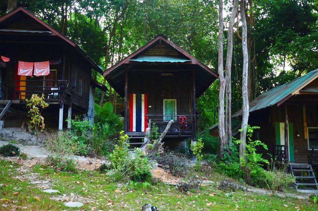 Chill Out Bar & Bungalow Railay Beach Exterior photo