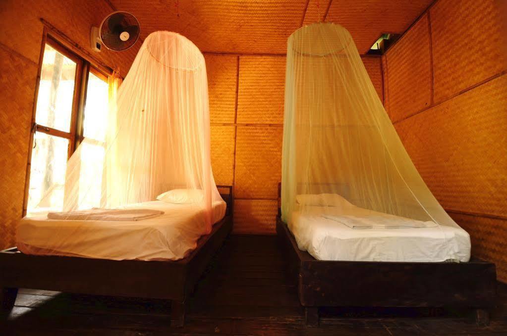 Chill Out Bar & Bungalow Railay Beach Exterior photo